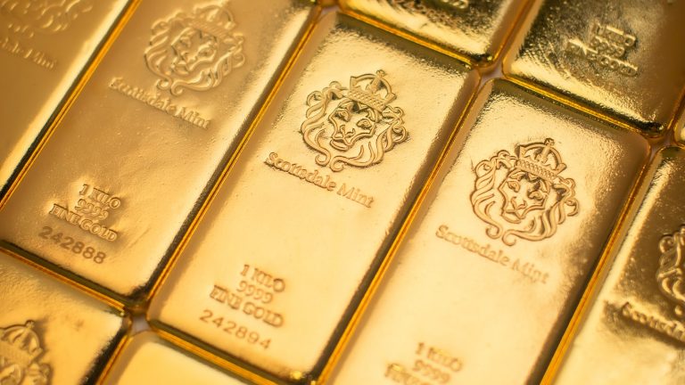Gestapelte Goldbarren, Symbolbild für den Goldpreis