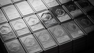 Gestapelte Metallbarren, Symbolbild für das Platin-Angebotsdefizit