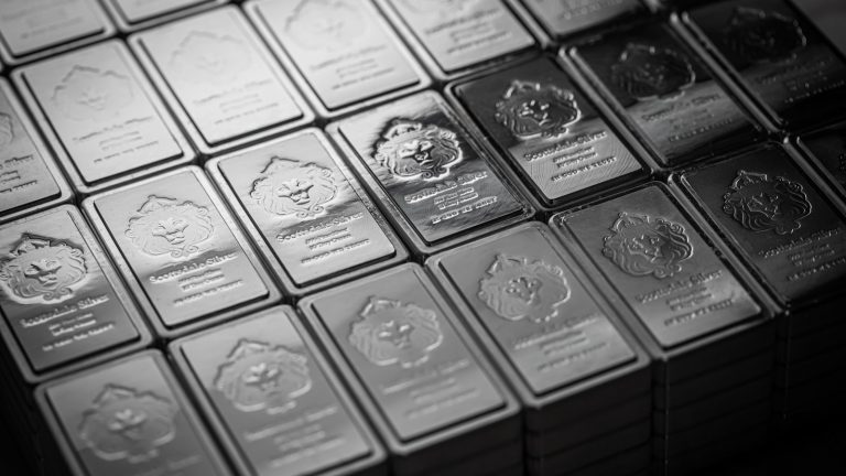 Gestapelte Metallbarren, Symbolbild für das Platin-Angebotsdefizit