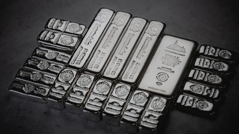 Gestapelte Metallbarren, Symbolbild für den Platinpreis